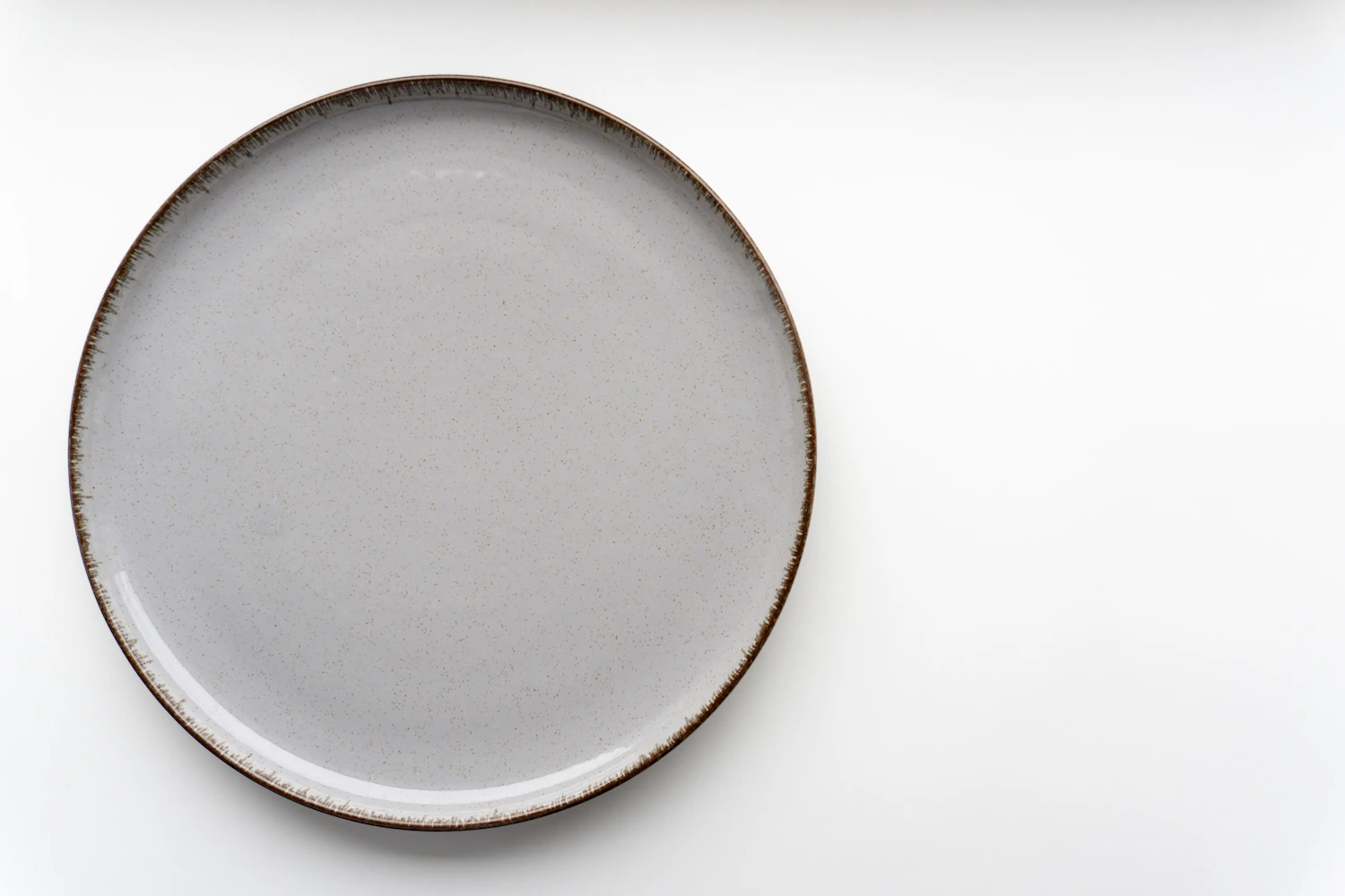 Rame dinner plate, pale grey with an iron-brown rim, in stock