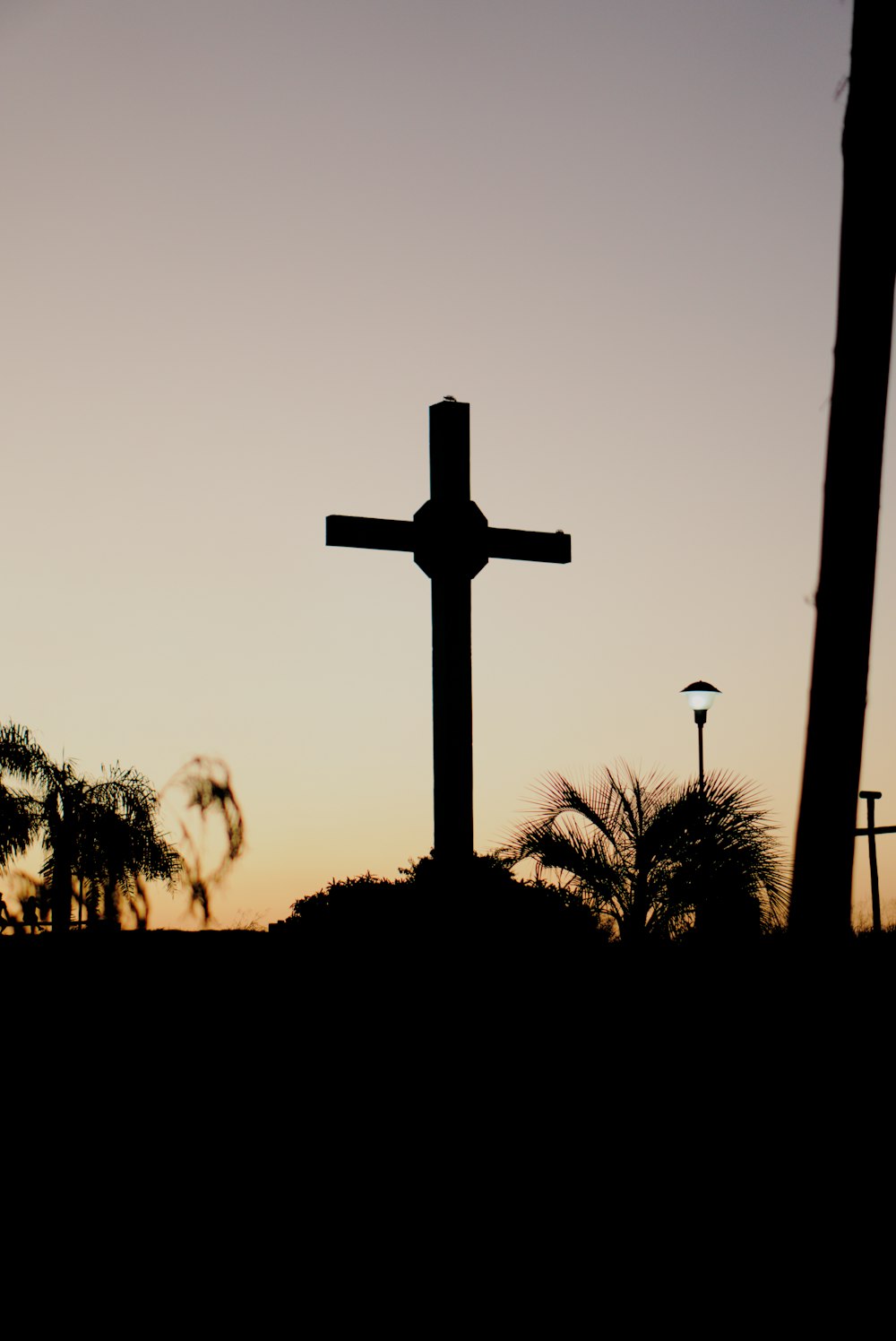夕焼けの空を背景に十字架のシルエット