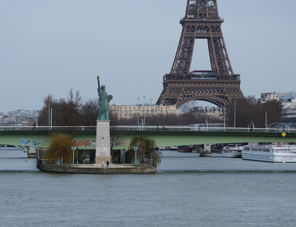 La Tour Eiffel qui domine la ville de Paris