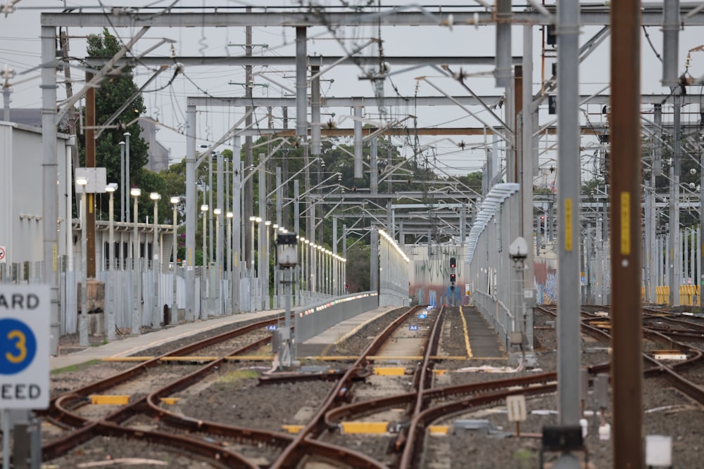 una estación de tren con un tren en las vías