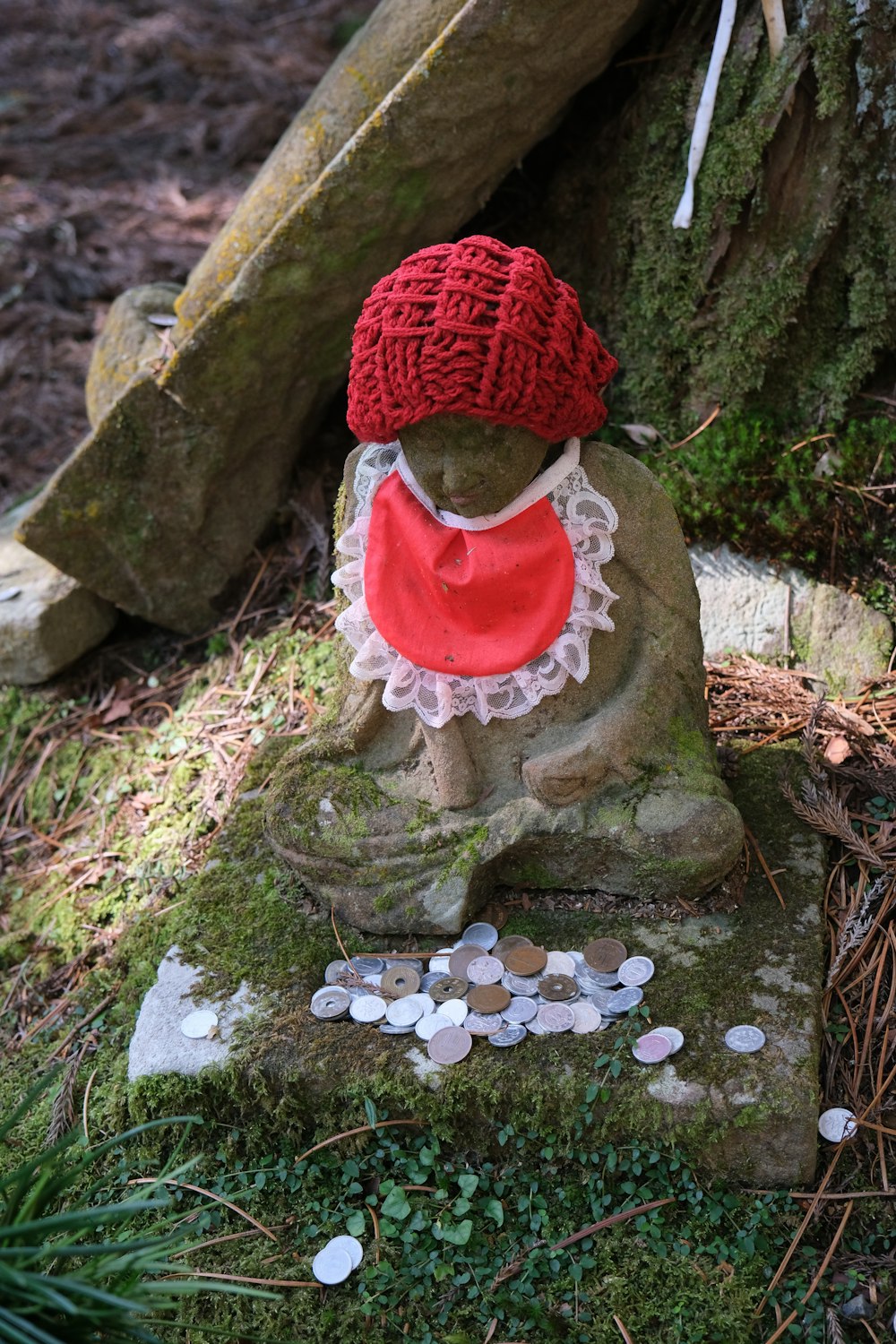 una statua di una bambina con un cappello rosso
