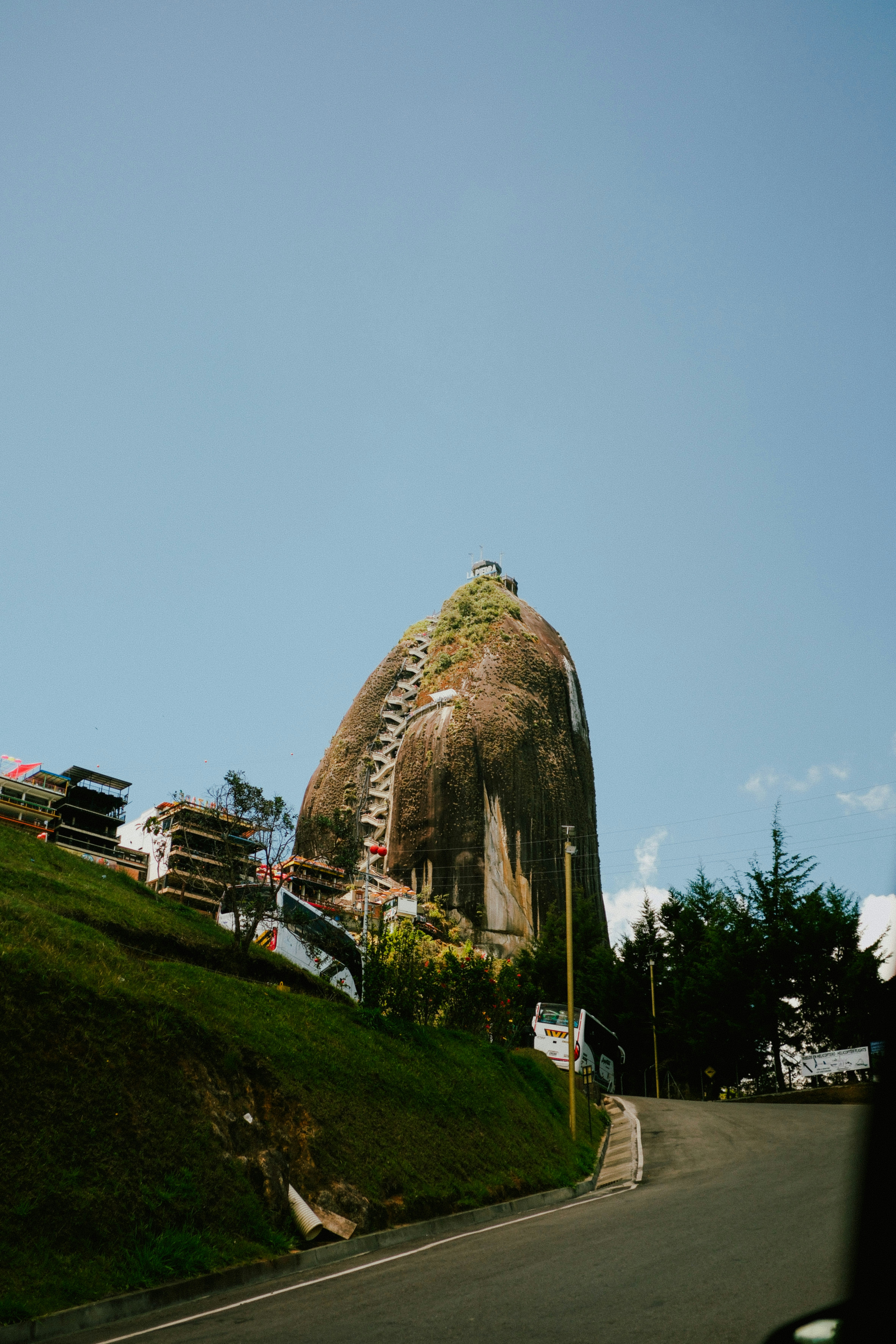 Una gran roca sentada al costado de un camino foto – Imagen de Edificio ...