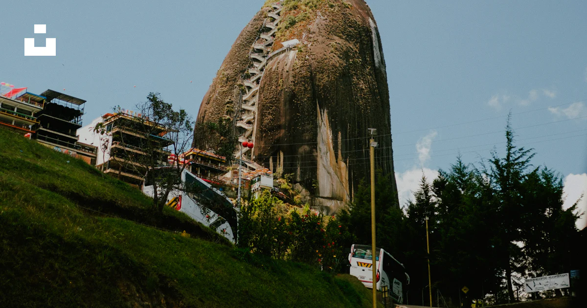 Gran Roca Una gran roca sentada al costado de un camino foto – Imagen de Edificio ...