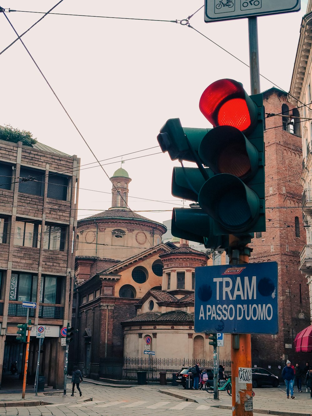 un semáforo en una esquina con edificios al fondo