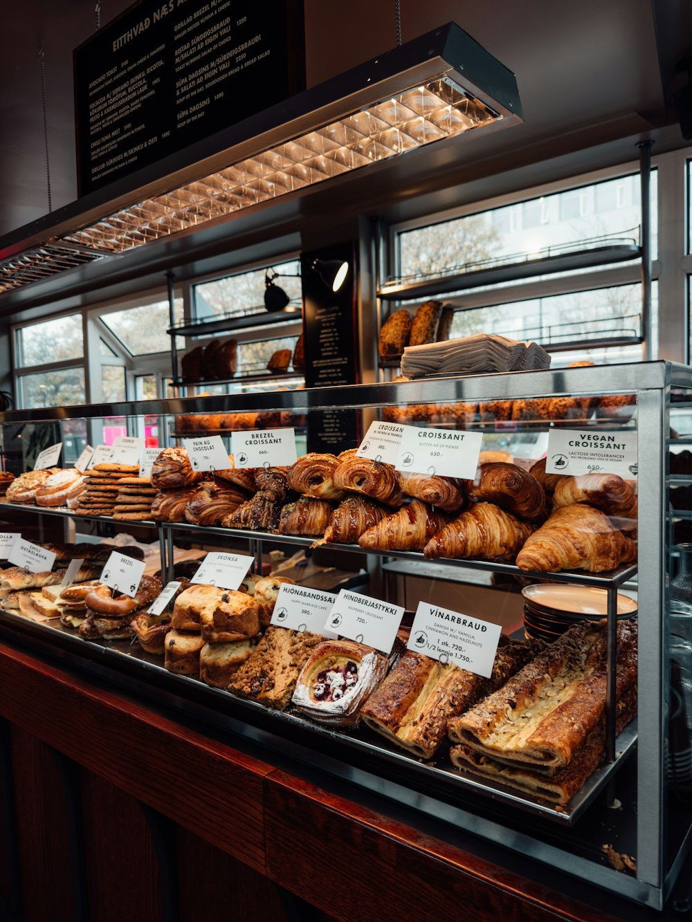 eine Bäckerei mit vielen verschiedenen Arten von Gebäck