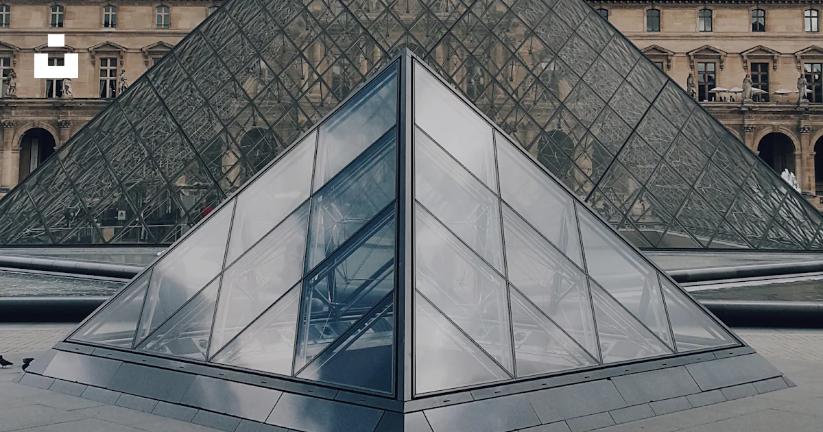 Pyramid Building Background A pyramid shaped building with a sky background photo – Free Paris ...