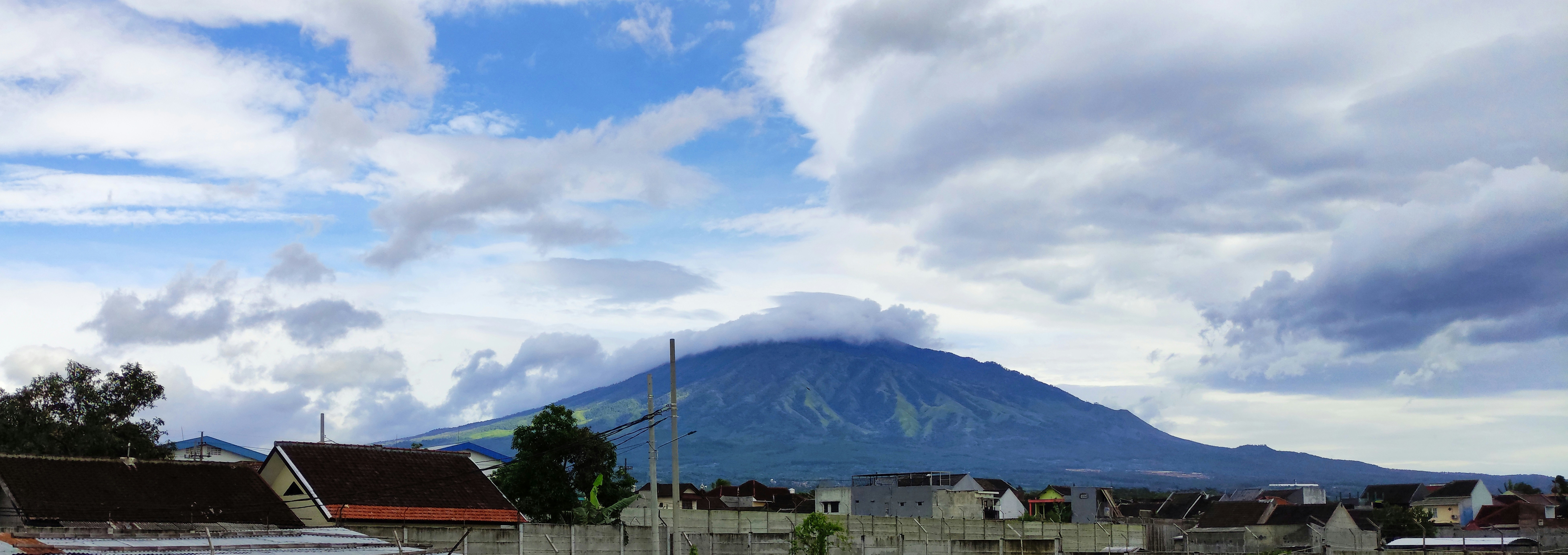 Ein Berg in der Ferne mit Häusern im Vordergrund