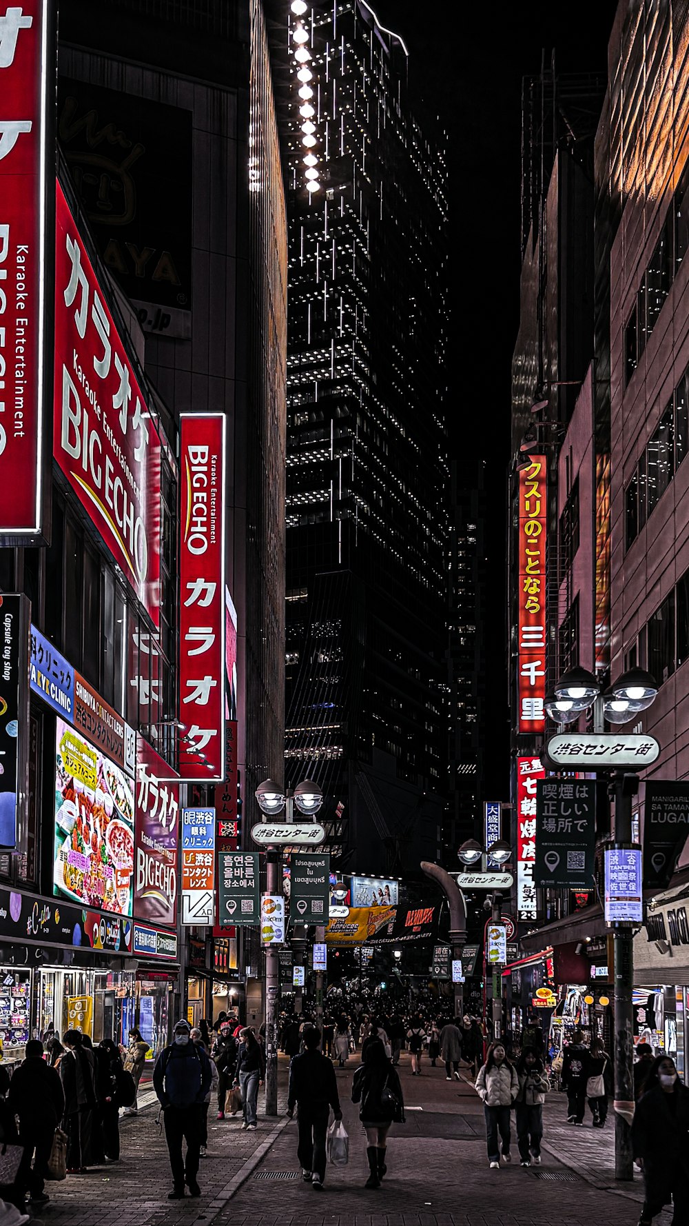 Una calle de la ciudad llena de muchos edificios altos