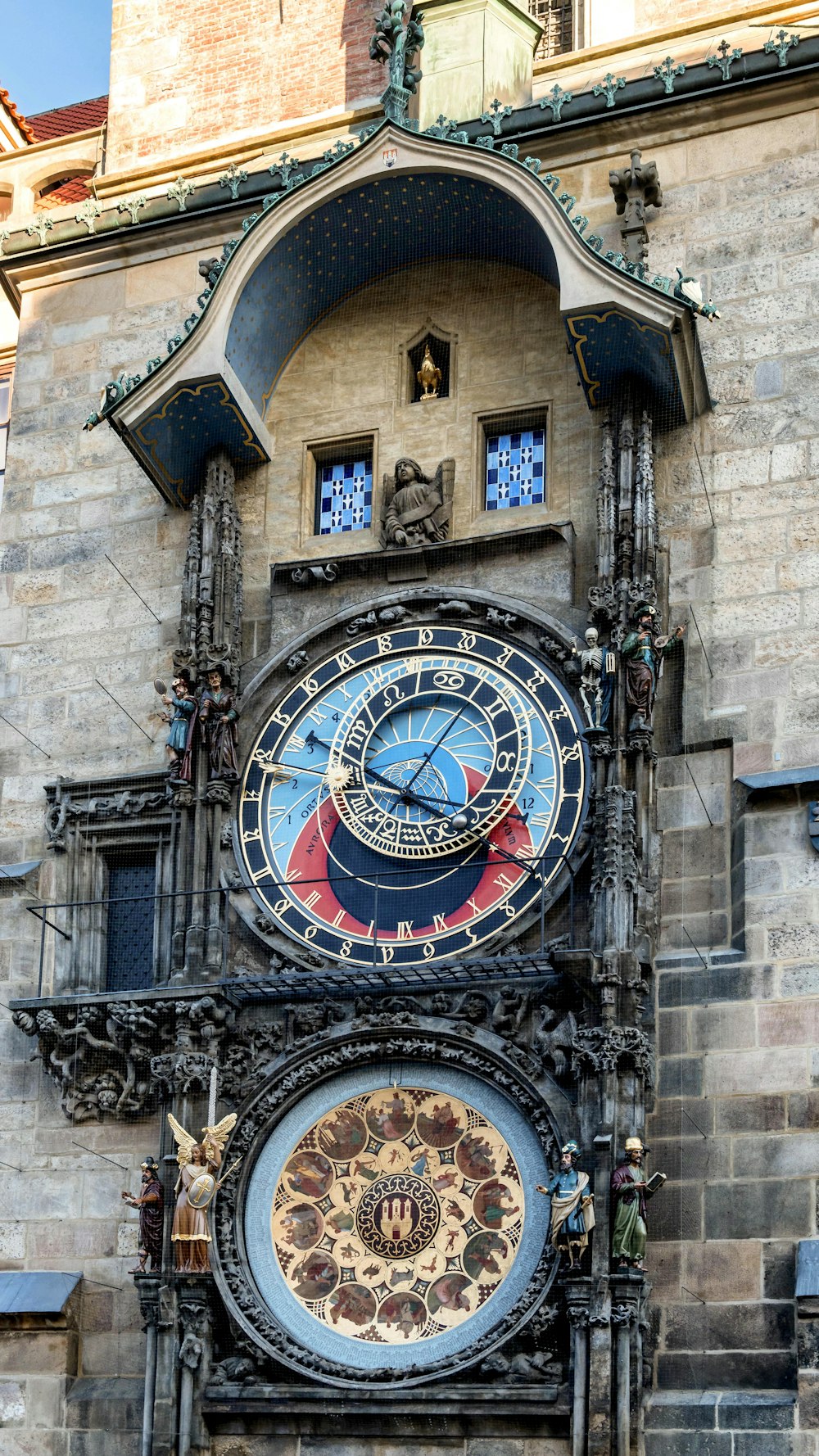 une grande horloge sur le côté d’un bâtiment