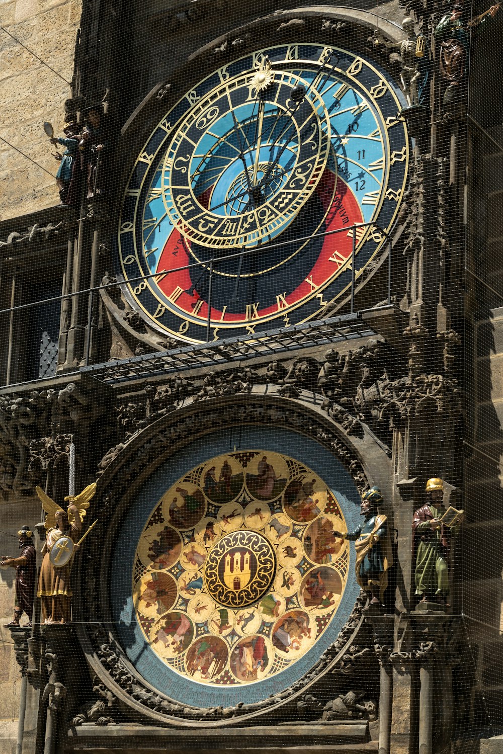 une grande horloge sur le côté d’un bâtiment