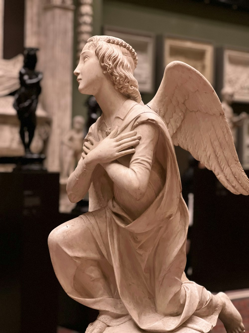 una estatua de un ángel sosteniendo una cruz