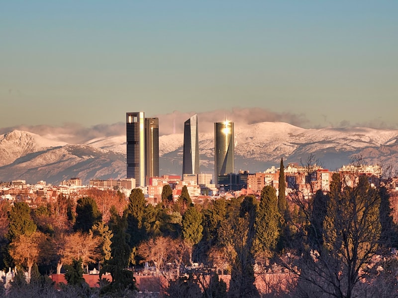 Edificios de Madrid con montañas al fondo