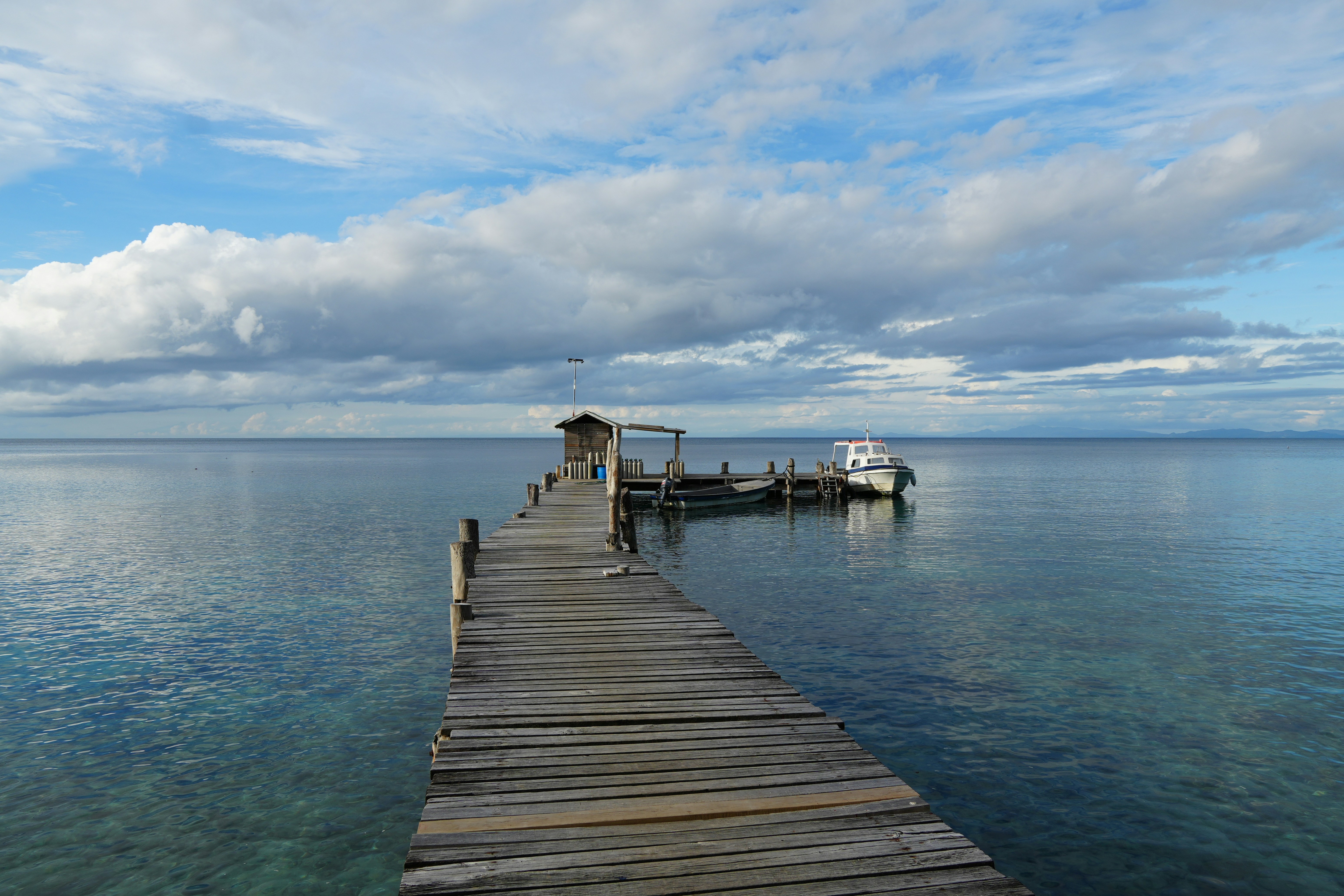 집이 있는 선착장과 물 속의 보트
