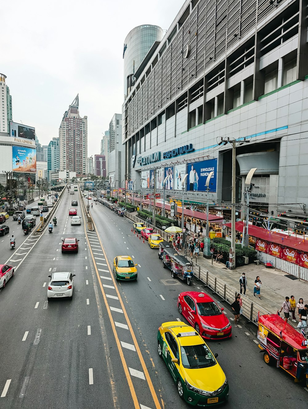 a busy city street filled with lots of traffic