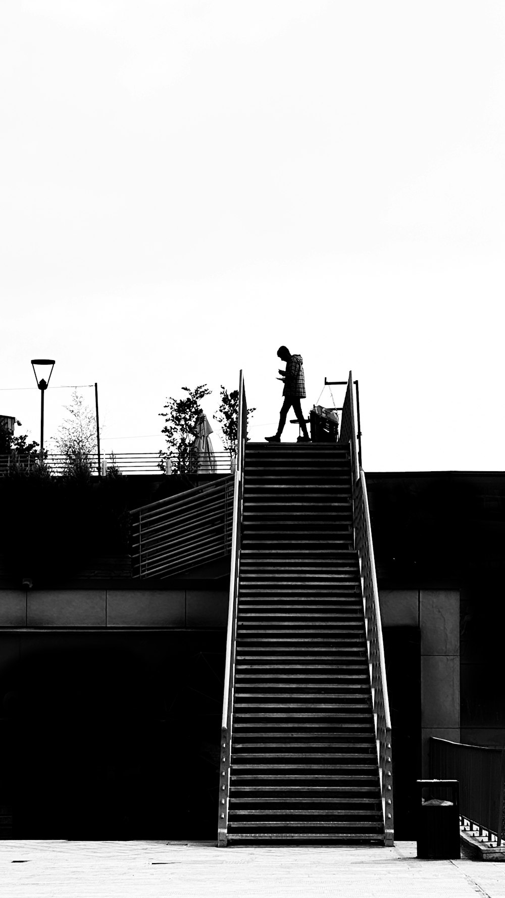un uomo che scende una rampa di scale con uno skateboard