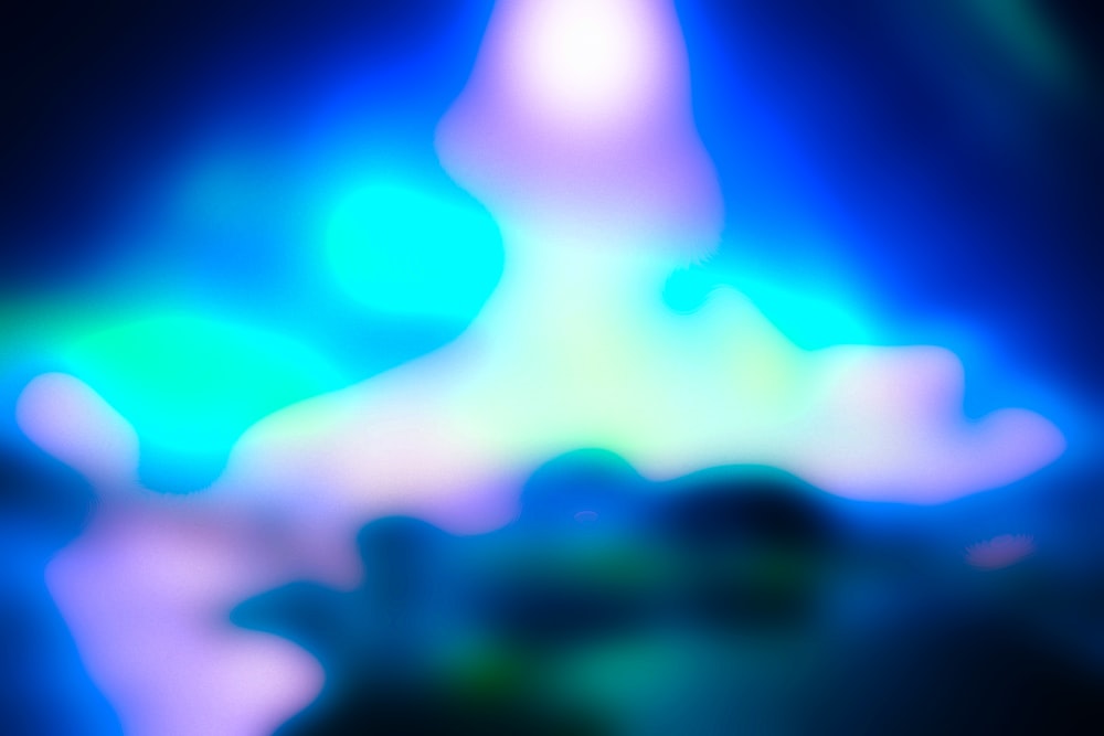 una imagen borrosa de una luz azul y verde