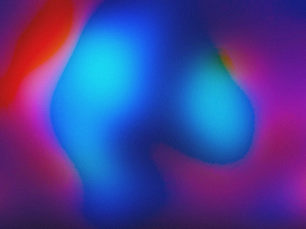 una imagen borrosa de un objeto azul y rojo