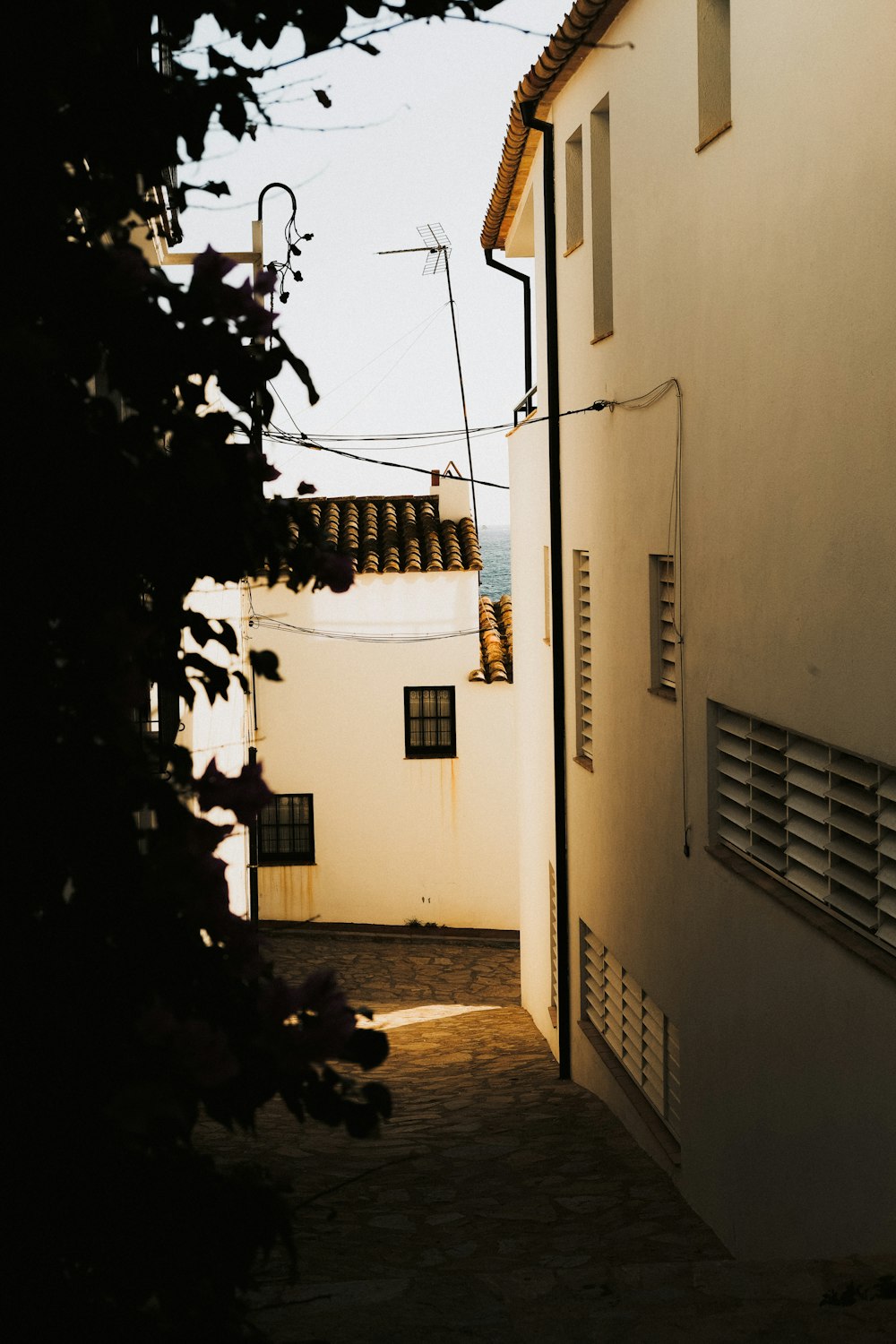 a narrow alley way with a building in the background