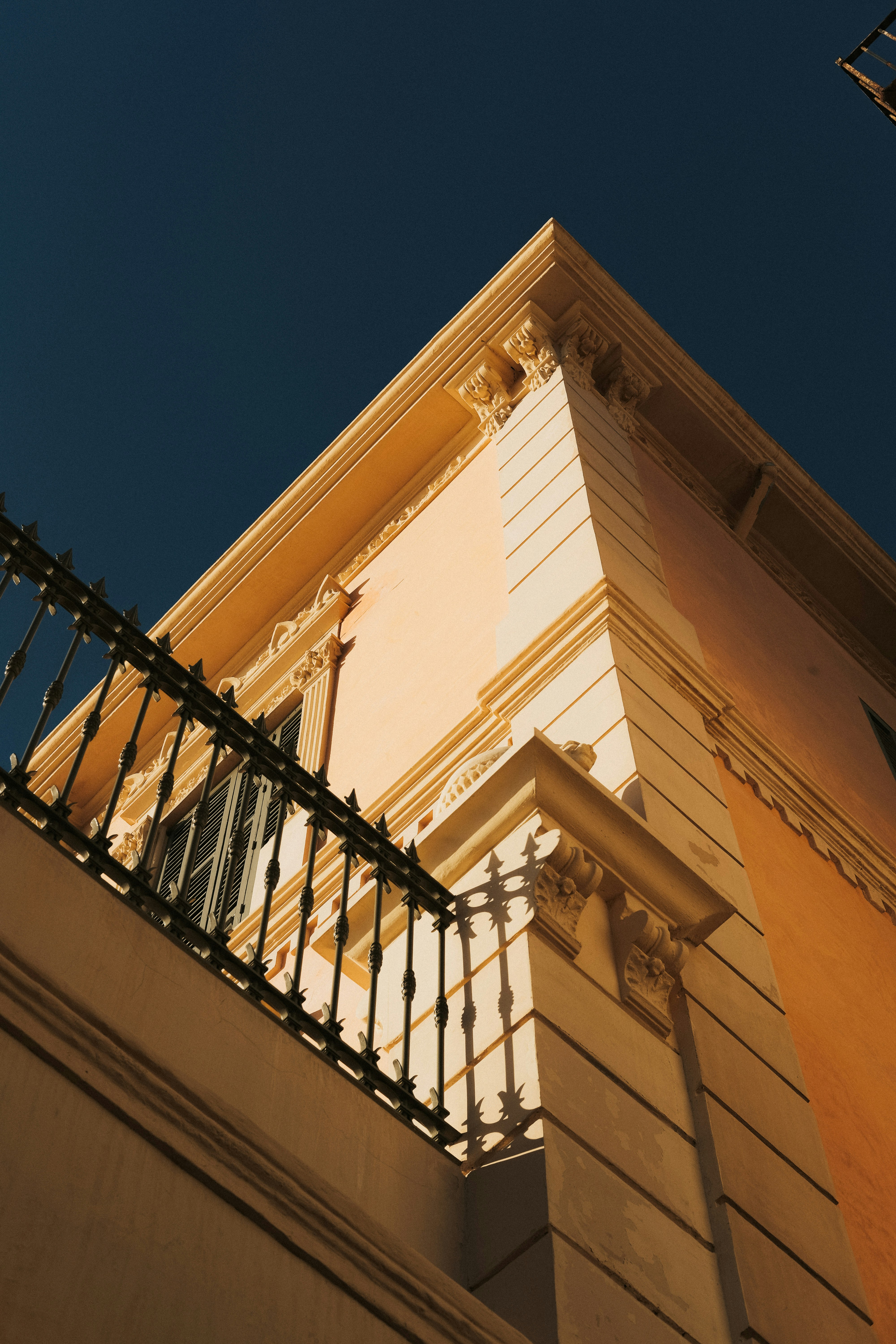 un edificio alto con un orologio in cima