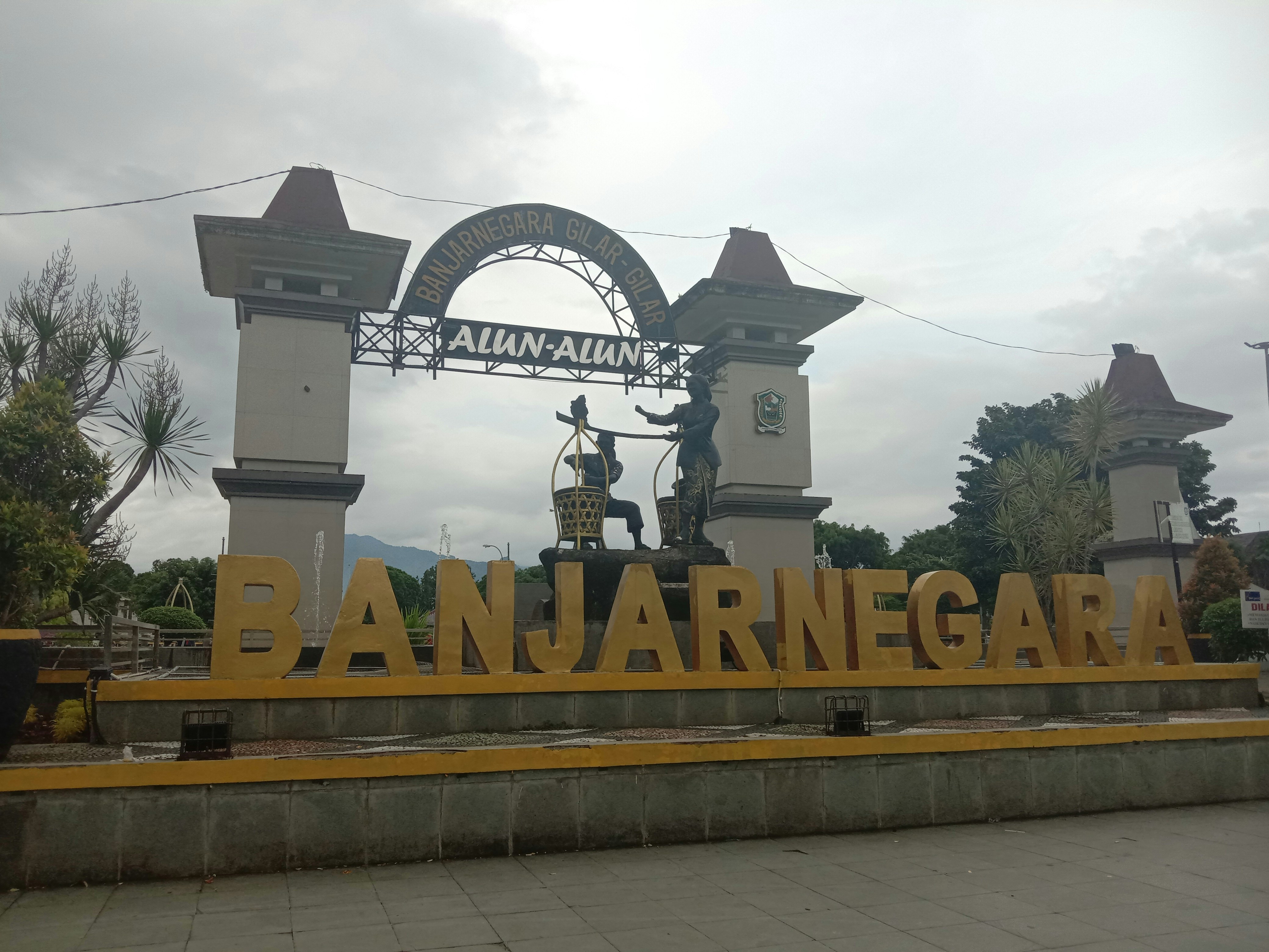 a large sign that says banaannegraa in front of a building