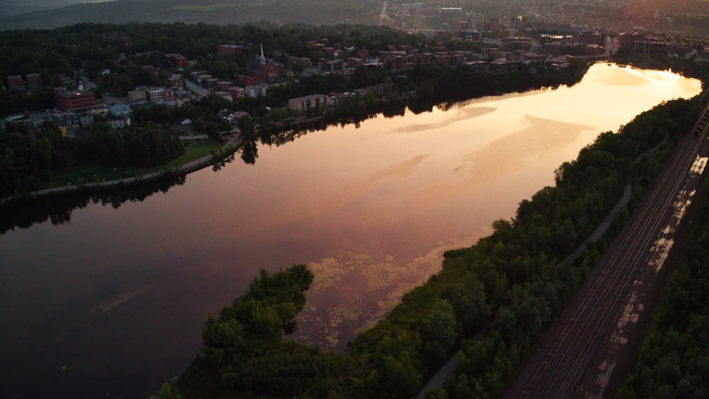 Una vista aérea de un río cerca de una ciudad