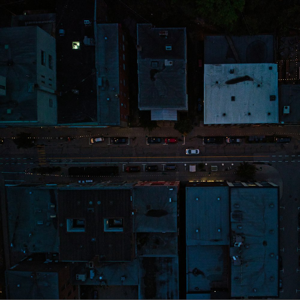 uma vista aérea de uma cidade à noite