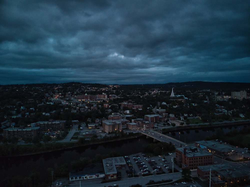 uma vista de uma cidade à noite com nuvens escuras