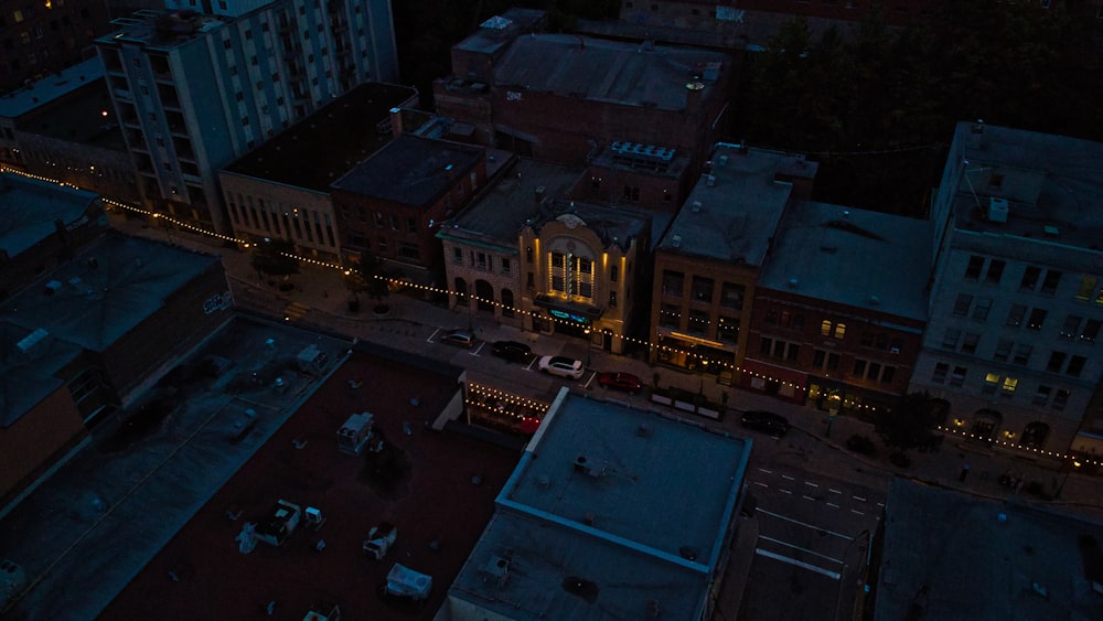 uma vista aérea de uma cidade à noite