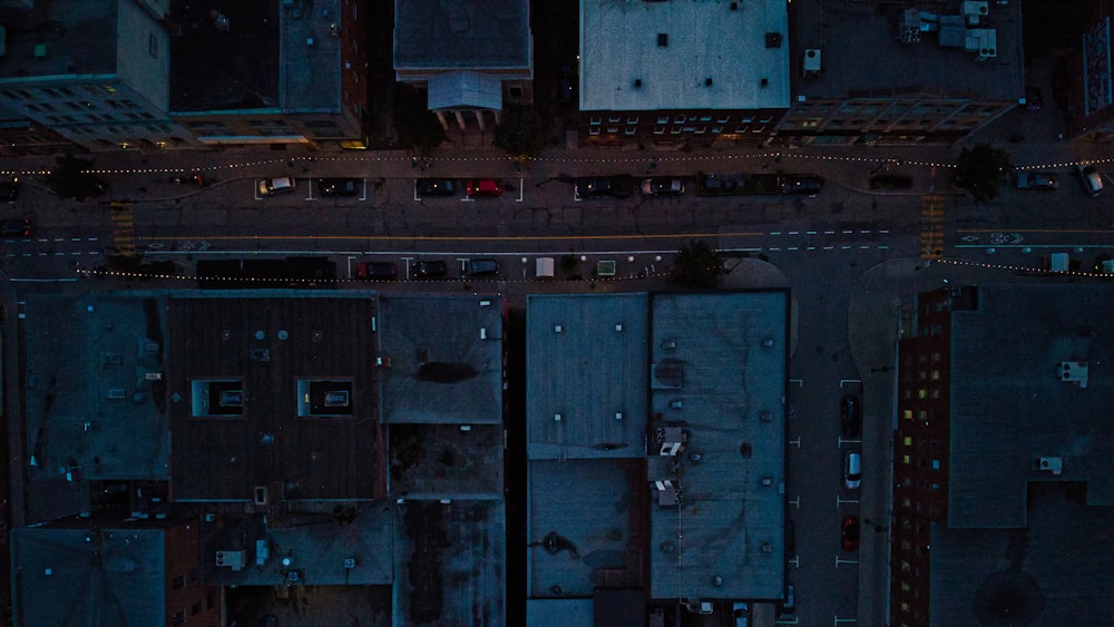 Una vista aérea de una calle de la ciudad por la noche