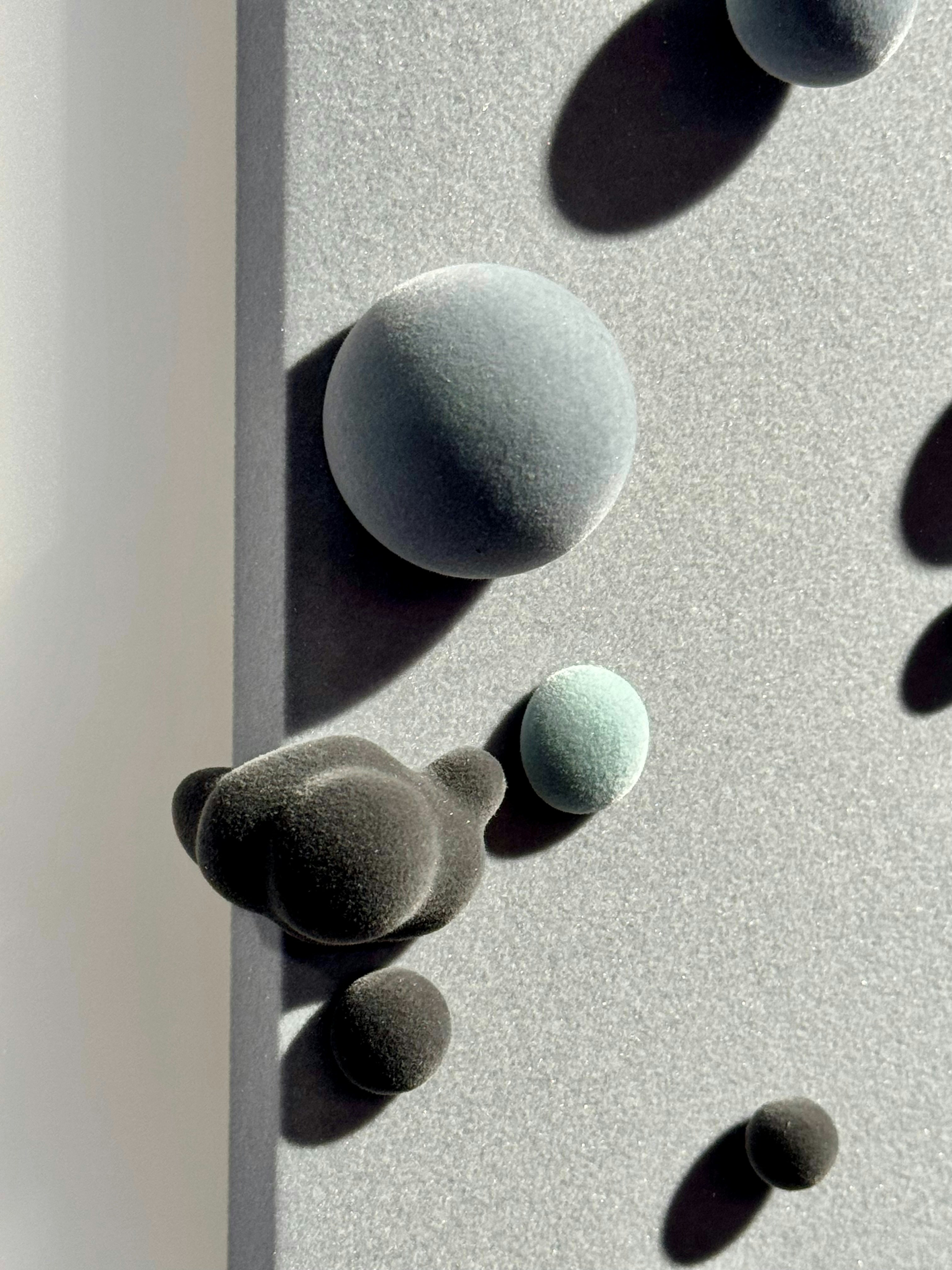 Un grupo de rocas en lo alto de una pared