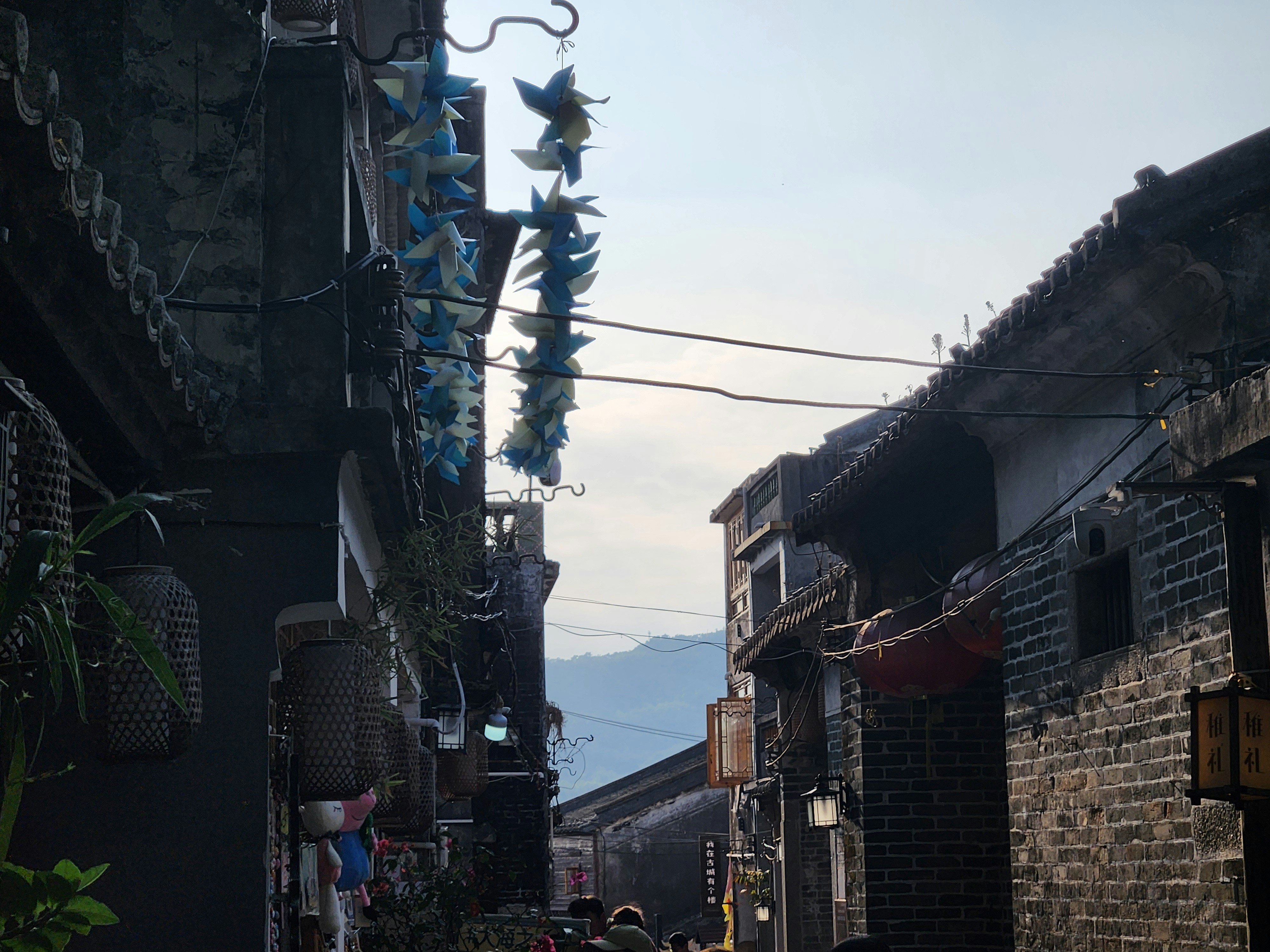 Un grupo de personas caminando por una calle junto a edificios altos