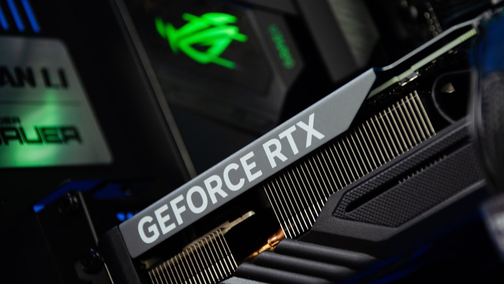 Un primer plano del logotipo de GeForce RXTX en el lateral de un