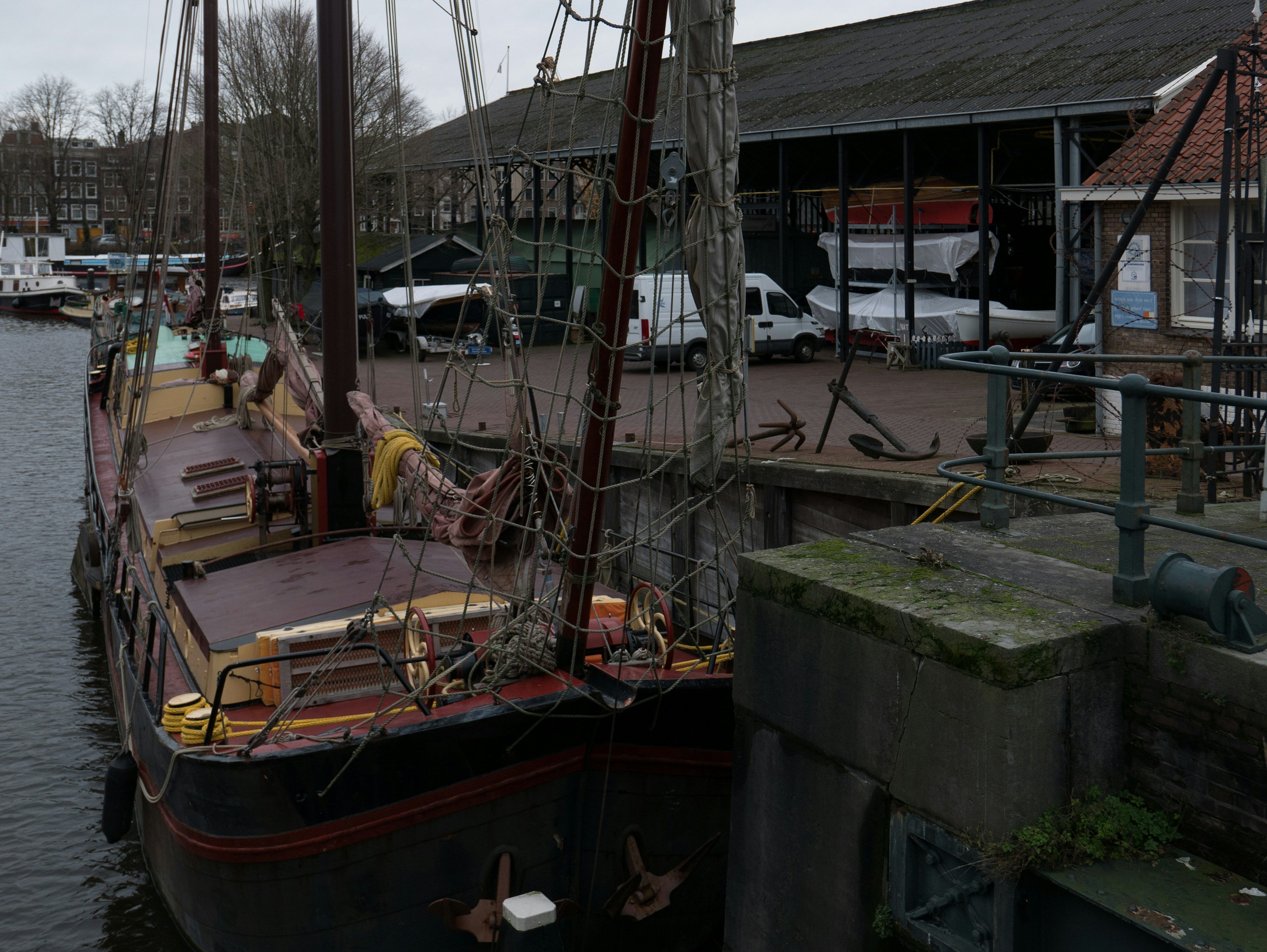 Ein Boot, das in einem Hafen neben einem Gebäude angedockt ist
