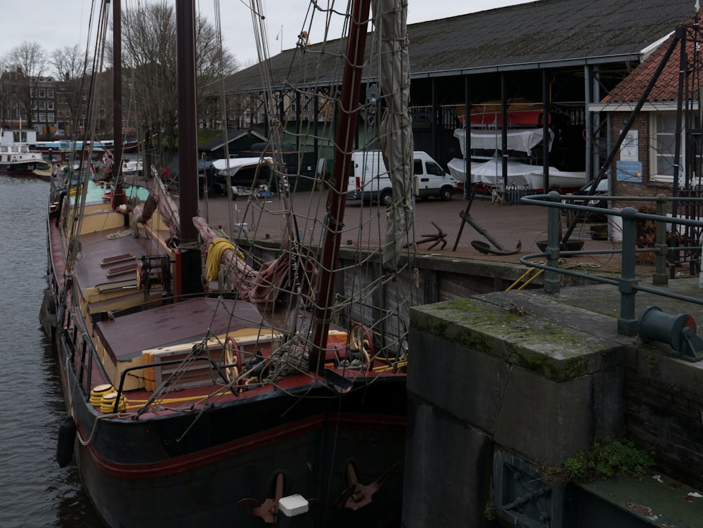 a boat docked in a harbor next to a building