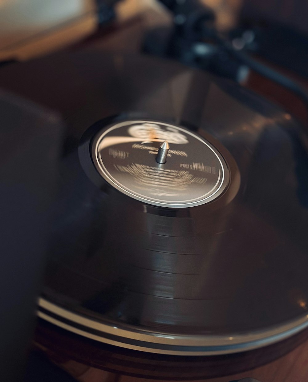 un tourne-disque avec une horloge sur le dessus