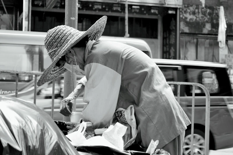 Sugar Mommy ในหมวกกำลังก้มลงมองข้ามรั้ว