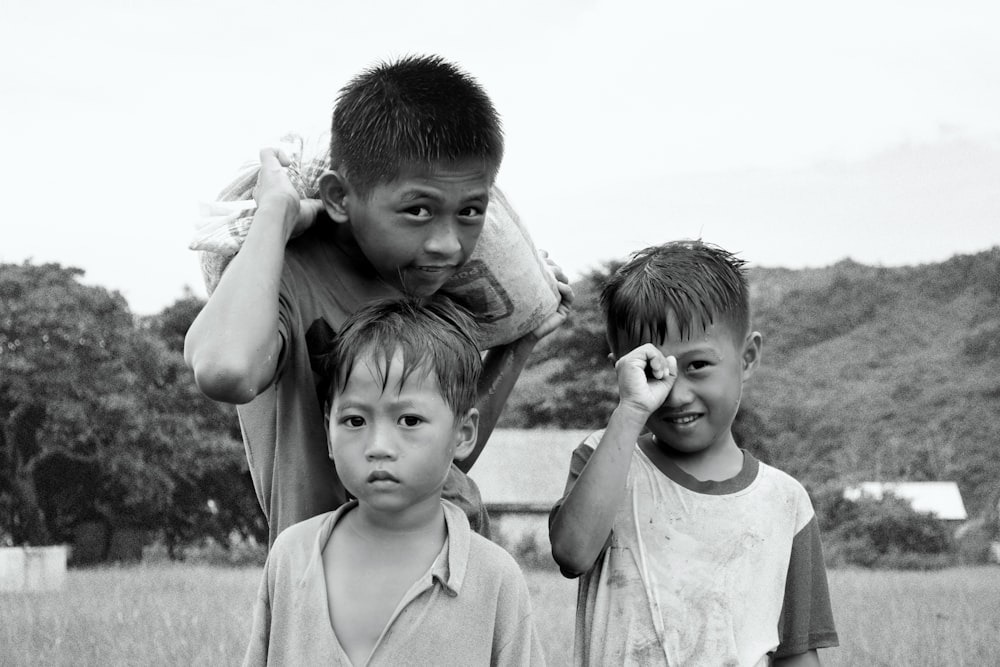 3人の子供の白黒写真