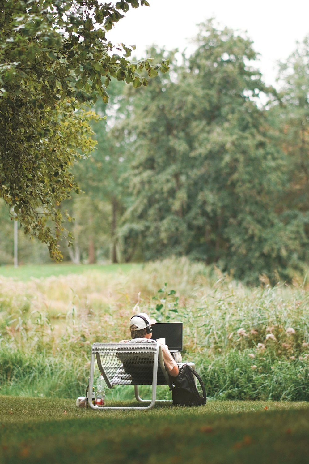 una persona sentada en una silla en un campo