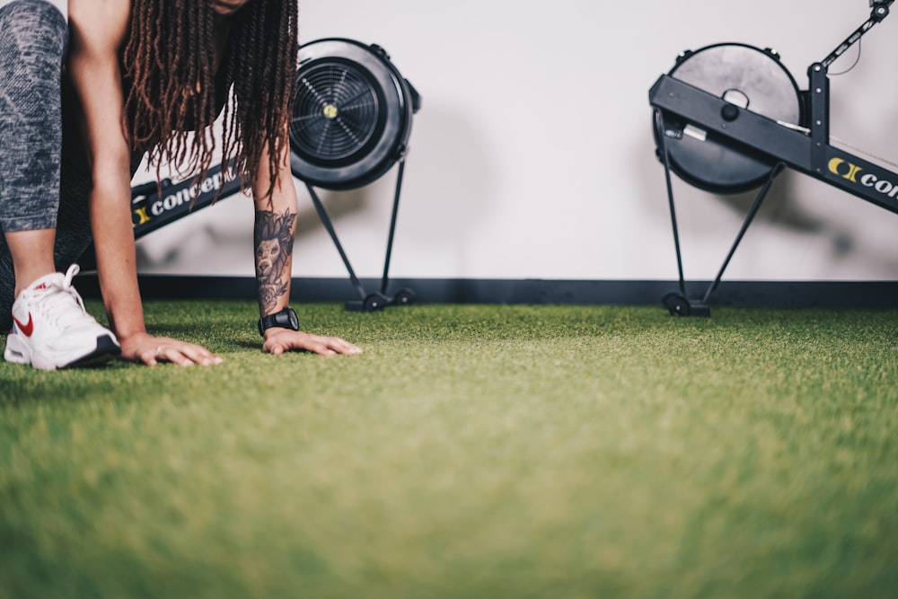 a woman doing push ups in a gym