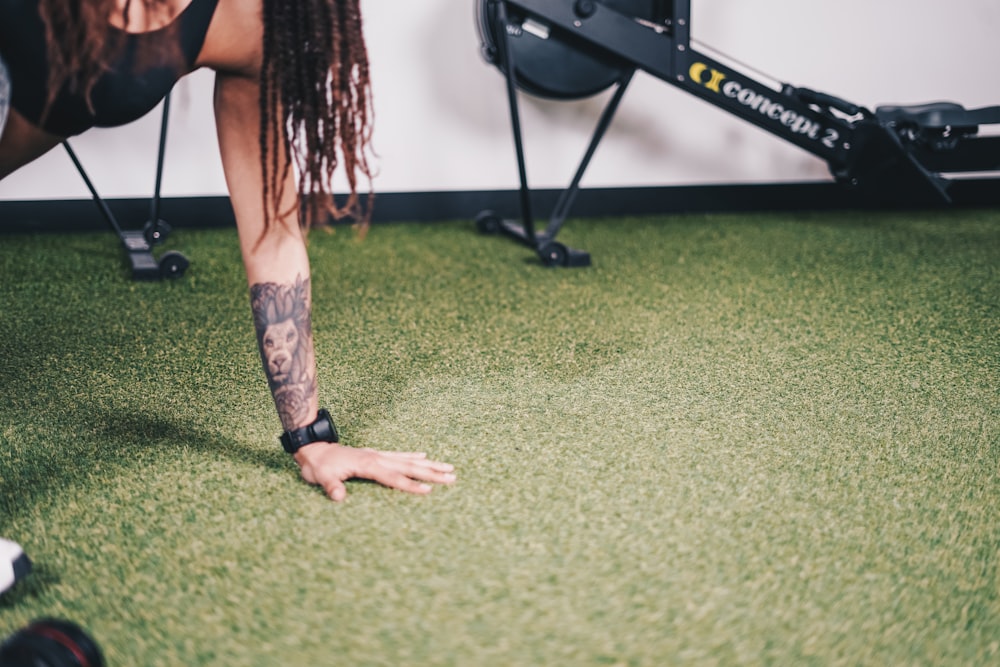 a woman doing push ups in a gym