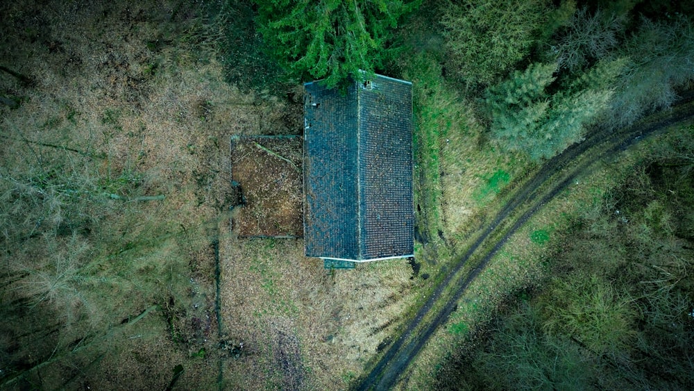 Luftaufnahme eines Gebäudes mitten im Wald