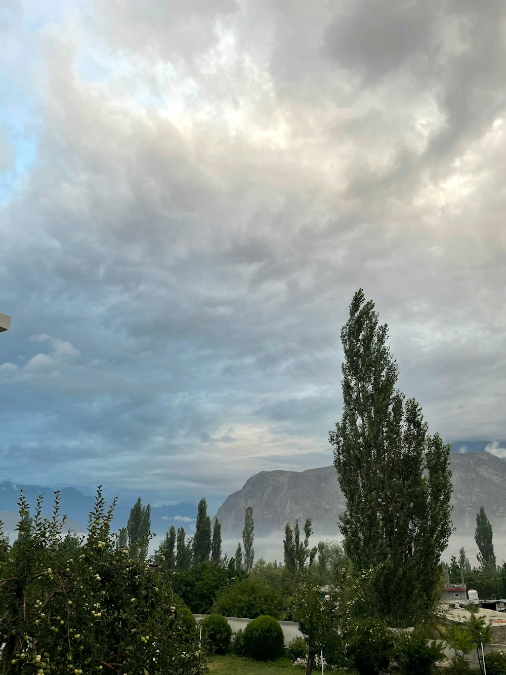 Una vista de un cielo nublado con montañas al fondo