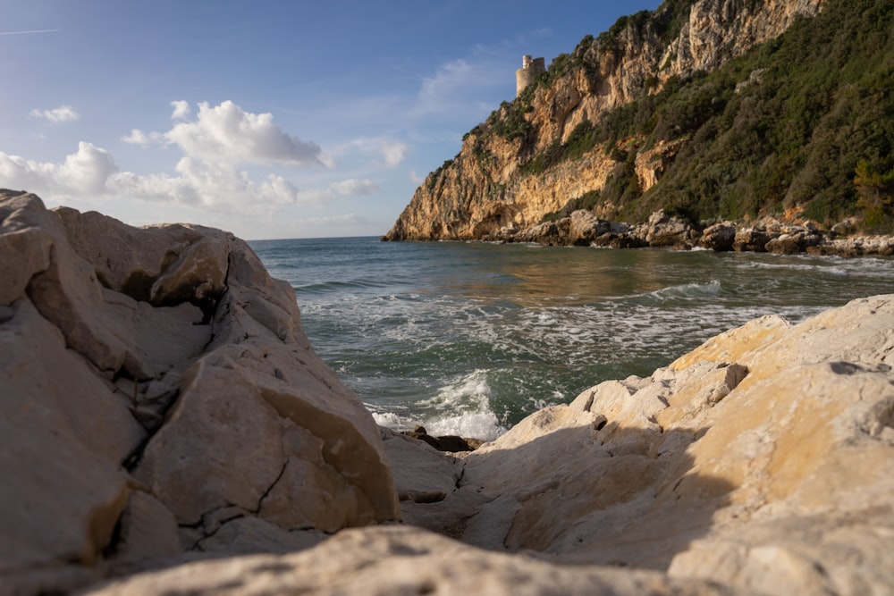 una costa rocciosa con uno specchio d'acqua sullo sfondo