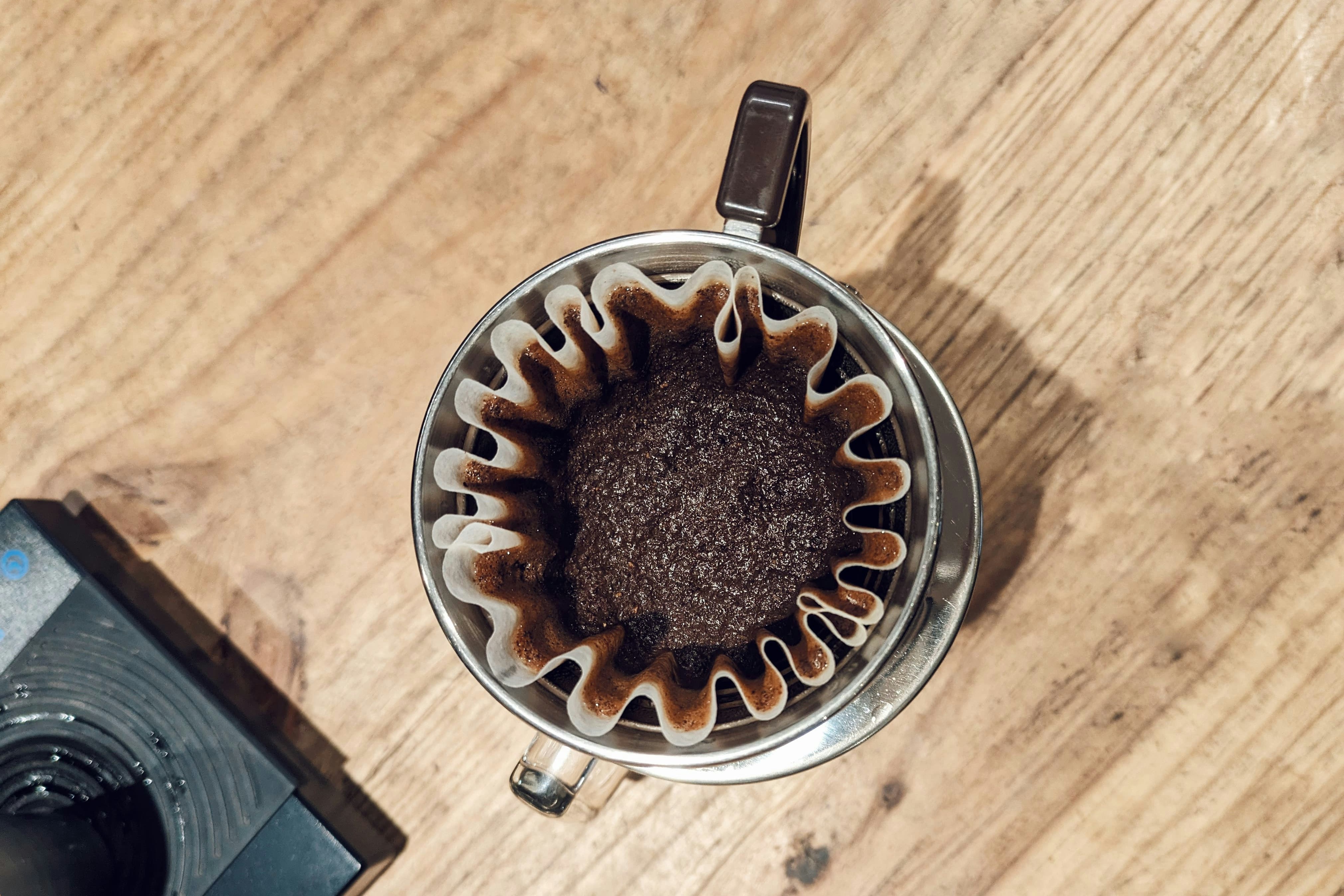 木製のテーブルの上のコーヒーメーカーの俯瞰図