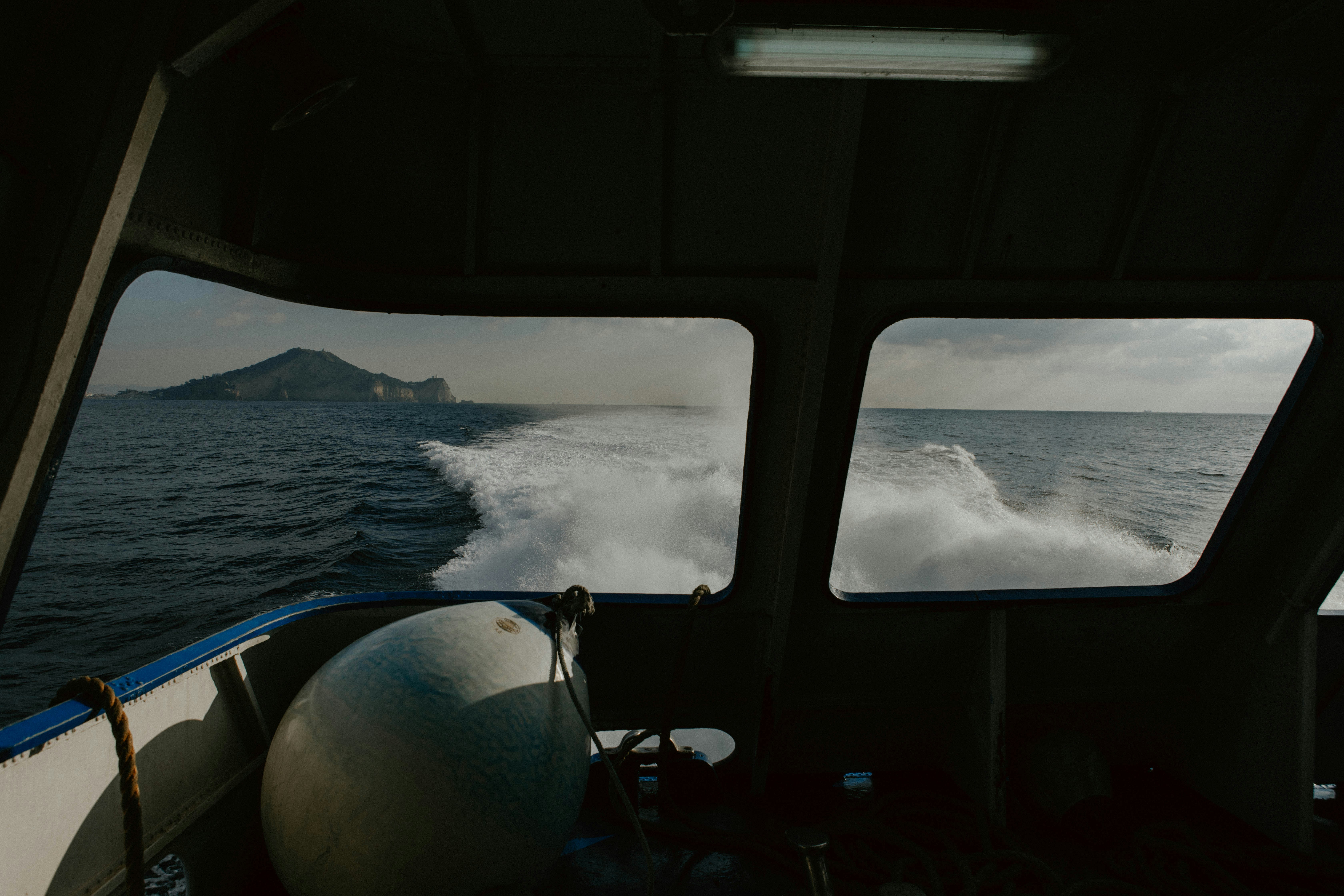 Une vue sur l’océan depuis l’intérieur d’un bateau