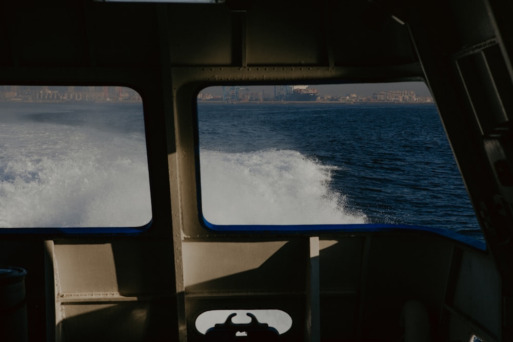 Una vista de la parte trasera de un barco mientras acelera a través del agua