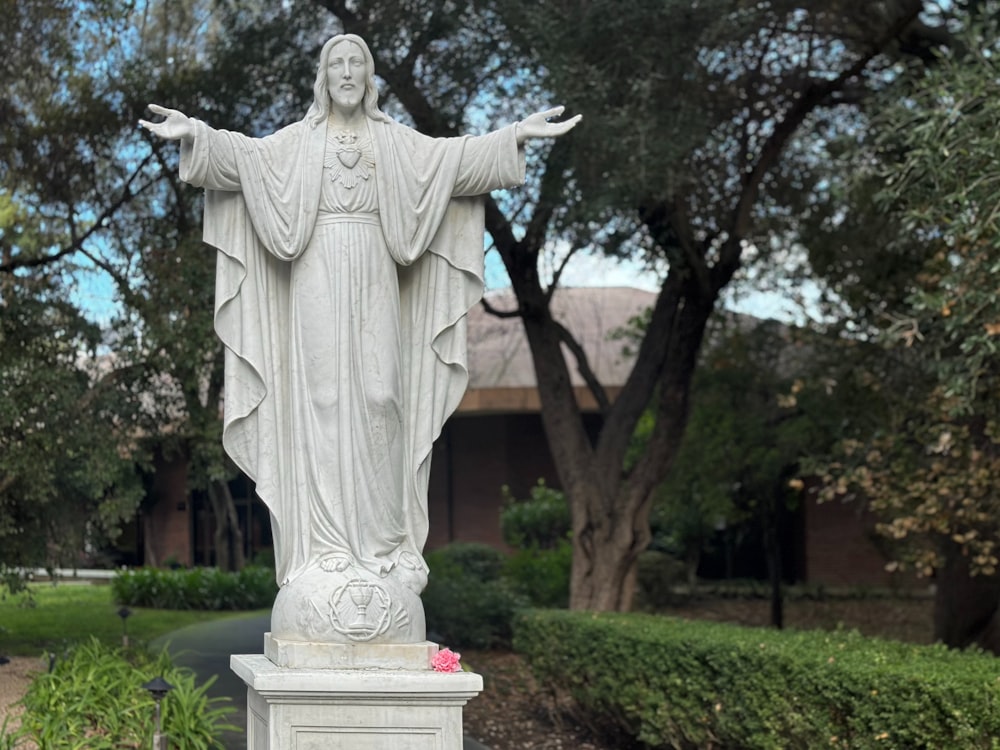 a statue of a woman with her arms outstretched