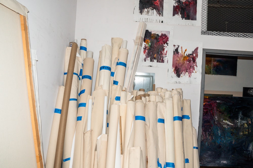 un montón de postes blancos y azules en una habitación