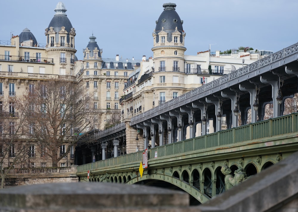 Un puente sobre un río frente a un gran edificio