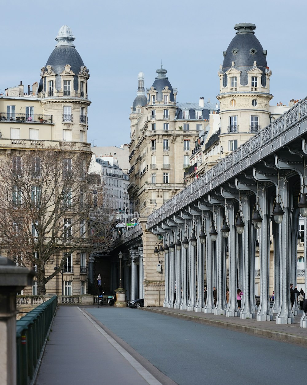 a walkway between two buildings in a city